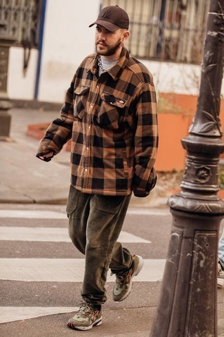 С чем носить темно-зеленые вельветовые брюки мужчине