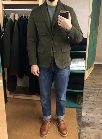 Какие пиджаки носить с темно-зеленым свитером с круглым вырезом мужчине
