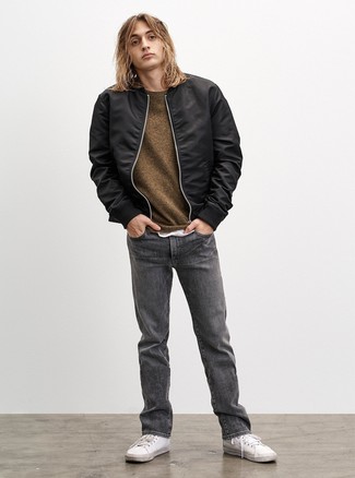 Какие бомберы носить с темно-зеленым свитером с круглым вырезом мужчине