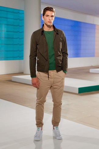 Какие бомберы носить с темно-зеленым свитером с круглым вырезом мужчине