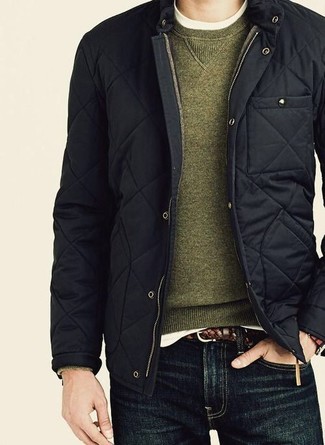 Какие бомберы носить с темно-зеленым свитером с круглым вырезом мужчине