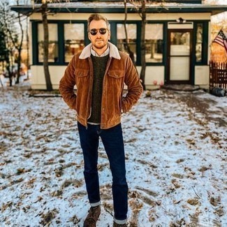 С чем носить темно-зеленый свитер с круглым вырезом мужчине