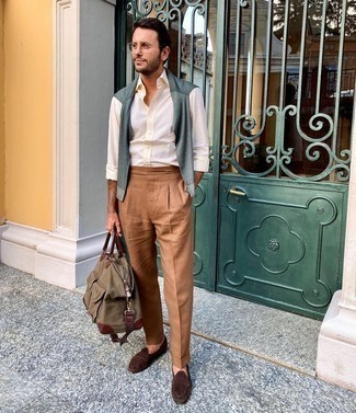 С чем носить темно-зеленый свитер с круглым вырезом мужчине