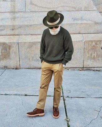 С чем носить темно-зеленый свитер с круглым вырезом мужчине