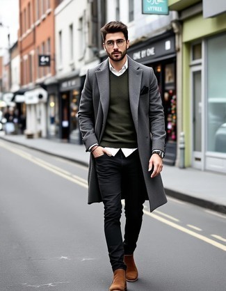 Какие длинные пальто носить с темно-зеленым свитером с круглым вырезом