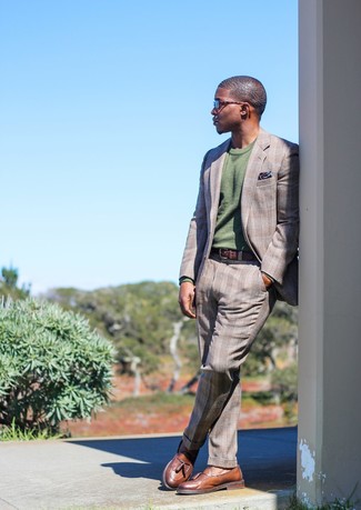 Какие костюмы носить с темно-зеленым свитером с круглым вырезом