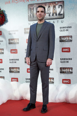 Какие костюмы носить с темно-зеленым свитером с круглым вырезом