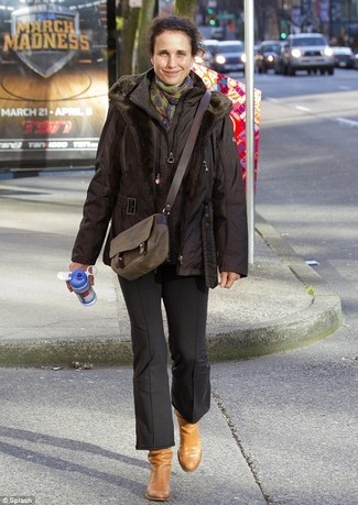 С чем носить темно-зеленую сумку через плечо