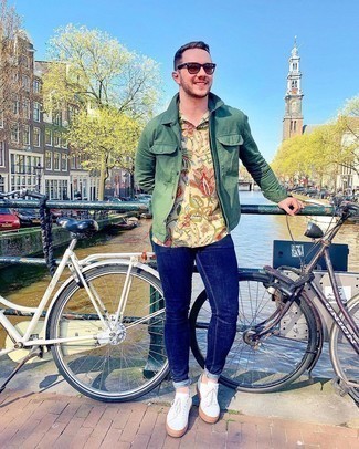 С чем носить темно-зеленую джинсовую куртку мужчине