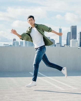 С чем носить темно-зеленую джинсовую рубашку мужчине