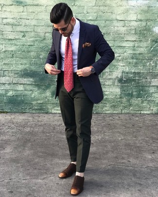 С чем носить темно-зеленые классические брюки мужчине