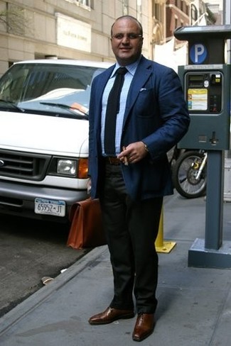 С чем носить темно-зеленые классические брюки мужчине