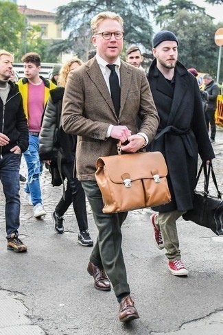 С чем носить темно-зеленые классические брюки мужчине