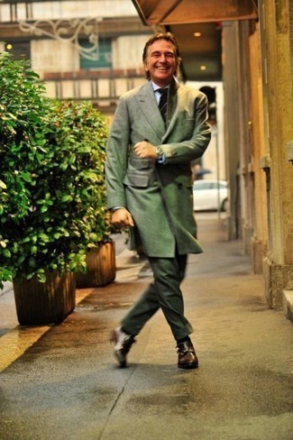 С чем носить темно-зеленые классические брюки мужчине