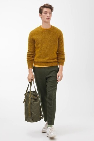 С чем носить темно-зеленые классические брюки мужчине