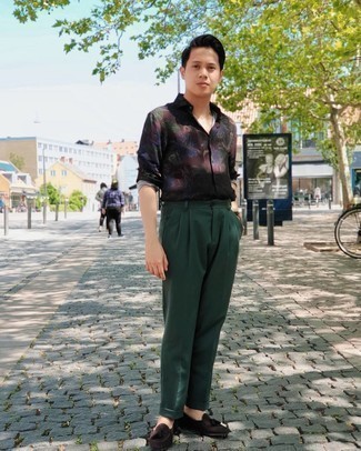 С чем носить темно-зеленые классические брюки мужчине