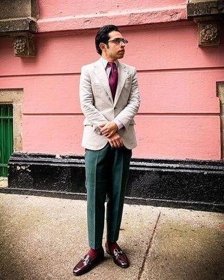 С чем носить темно-зеленые классические брюки мужчине