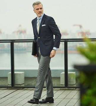 С чем носить темно-зеленые классические брюки мужчине