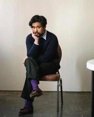 С чем носить темно-зеленые классические брюки мужчине