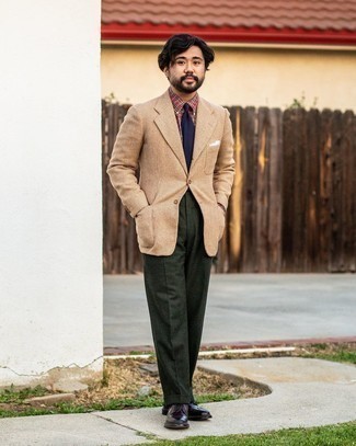 С чем носить темно-зеленые классические брюки мужчине