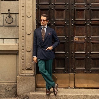 С чем носить темно-зеленые классические брюки мужчине