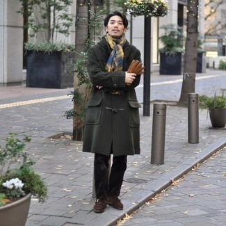 Какие ботинки челси носить с темно-зеленым дафлкотом мужчине