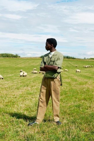 С чем носить темно-зеленую поясную сумку мужчине