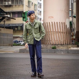 Какие ботинки челси носить с темно-зеленой полевой курткой