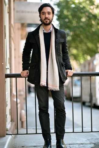 Какие свитера с круглым вырезом носить с темно-зеленой полевой курткой