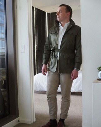 Какие лоферы носить с темно-зеленой полевой курткой