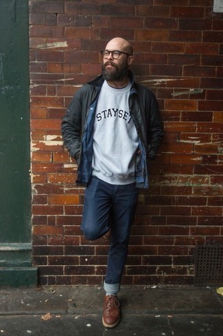 Как носить темно-зеленую полевую куртку с темно-синими джинсами