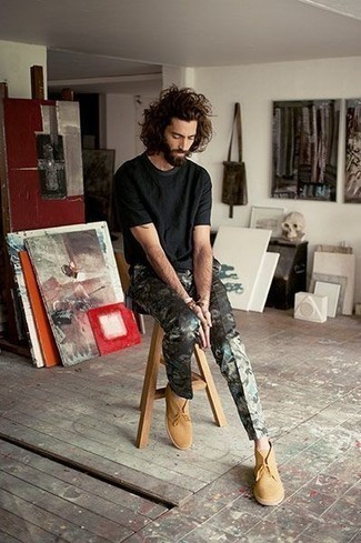 С чем носить темно-зеленые брюки чинос с цветочным принтом