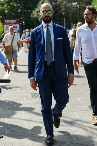 С чем носить темно-зеленый галстук с геометрическим рисунком мужчине