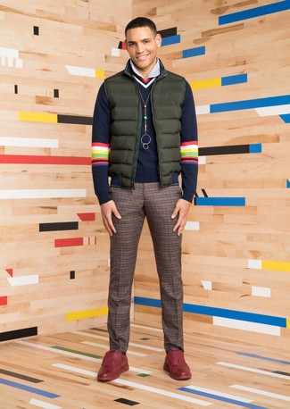 С чем носить темно-зеленую куртку без рукавов мужчине