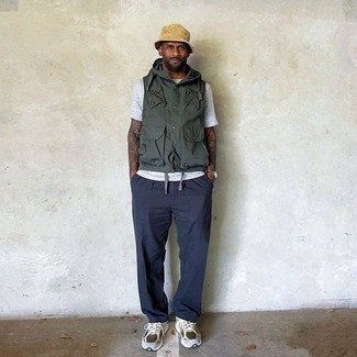 С чем носить темно-зеленую куртку без рукавов мужчине