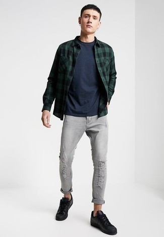 С чем носить темно-зеленую рубашку с длинным рукавом в мелкую клетку мужчине