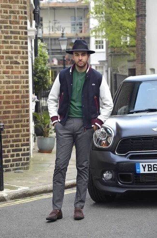 С чем носить темно-зеленую футболку на пуговицах мужчине