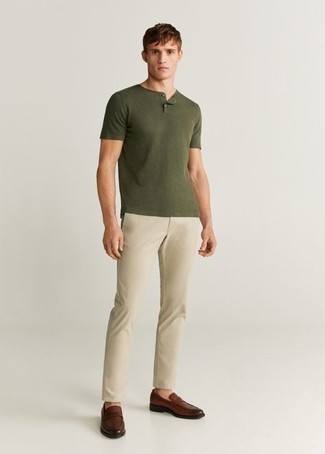 С чем носить темно-зеленую футболку на пуговицах мужчине