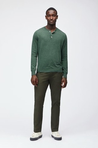С чем носить темно-зеленый свитер с горловиной на пуговицах