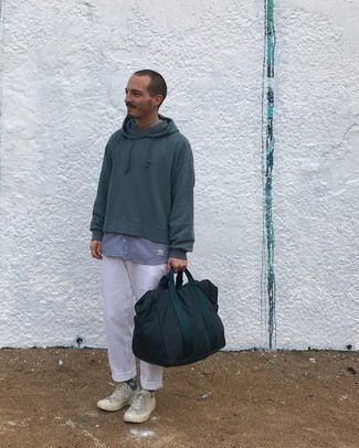 Какие джинсы носить с темно-зеленым худи мужчине