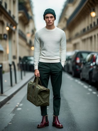 С чем носить темно-зеленую шапку в горизонтальную полоску мужчине