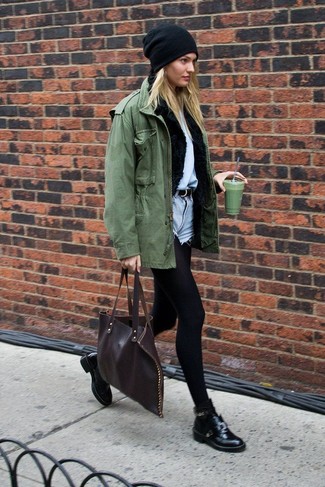 С чем носить темно-зеленую куртку женщине в прохладную погоду