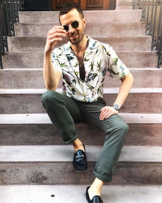 Какие лоферы носить с темно-зелеными джинсами мужчине