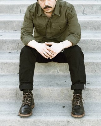 С чем носить темно-зеленые кожаные ботинки мужчине