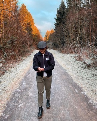 С чем носить темно-зеленые кожаные ботинки мужчине