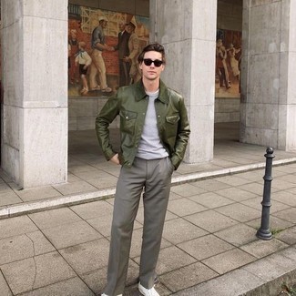 С чем носить темно-зеленую кожаную куртку мужчине