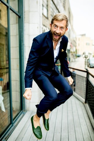 С чем носить темно-зеленые кожаные лоферы мужчине