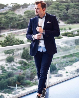 С чем носить темно-зеленые кожаные низкие кеды мужчине