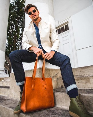 С чем носить темно-зеленые кожаные кеды мужчине