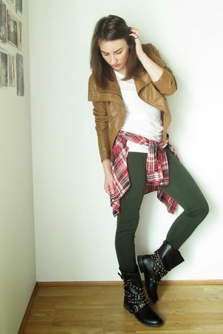 Какие косухи носить с темно-зелеными леггинсами